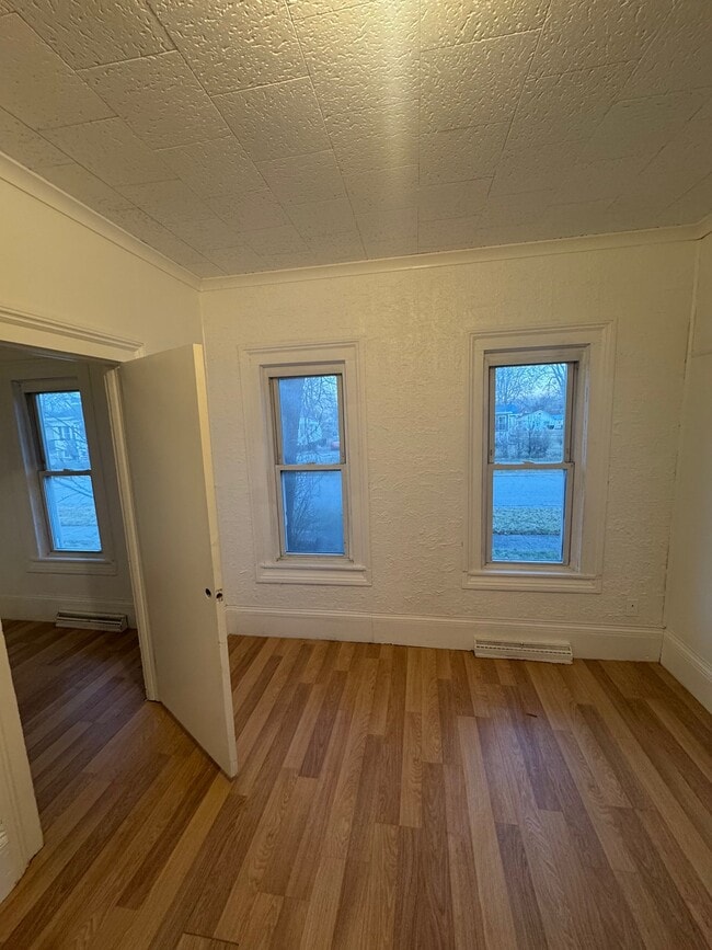 Photo - 402 Oak St