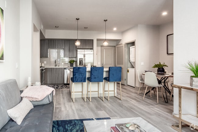 1BR, 1BA - 752 SF