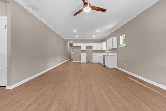 Photo - 557 Lundee St