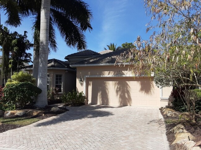 Building Photo - Annual unfurnished 3/2 SFH with pool in The Oaks!
