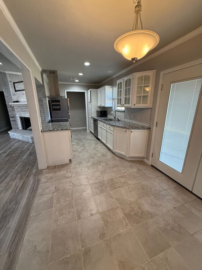 Photo - walking distance to TCU!! Brick 4 bed 2 bath 2 car Garage & Mature tree in yard!!