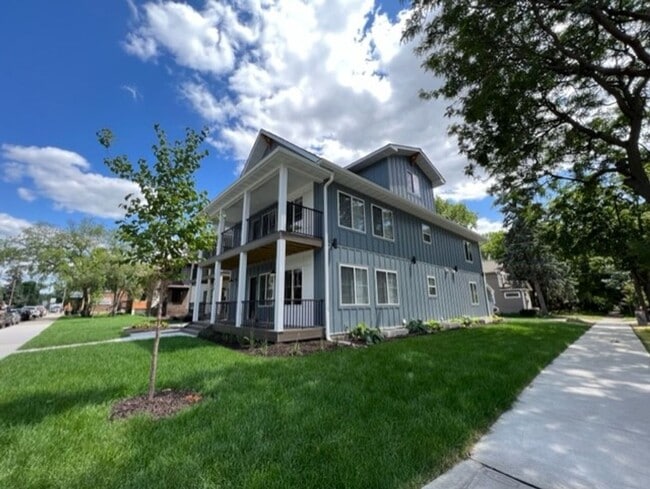 Building Photo - 1800 Como Ave SE Unit #2