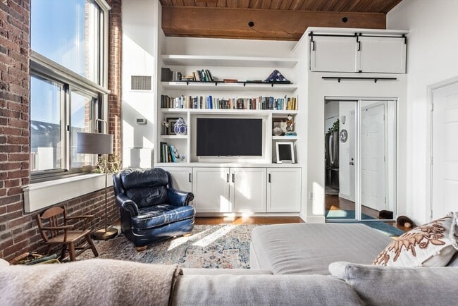 Photo - 320 W 2nd St Unit 413