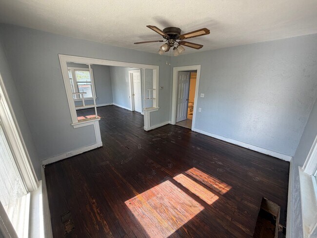 Photo - 2527 Leslie Ave