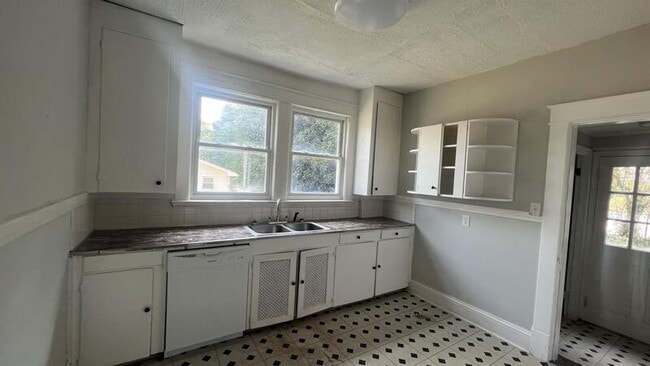 Building Photo - 330 Stafford St