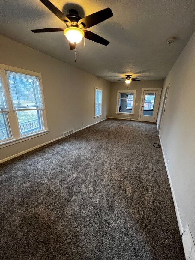 Photo - 2 bed with Bonus room and 1 1/2 bath home in Moline!