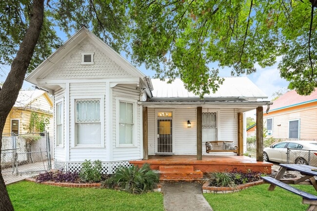 Building Photo - Charmer Close to Downtown! Unit 4