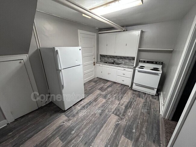 Photo - 208 5th Ave SW