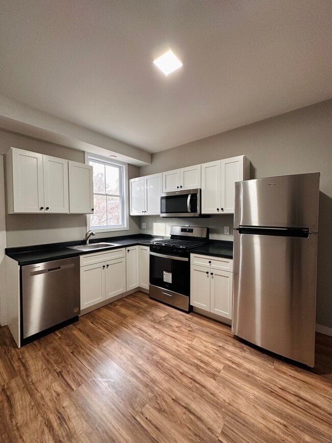 Building Photo - 19 Thompson St Unit B