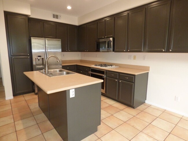 Photo - Spacious Townhouse located in Poinsettia Heights