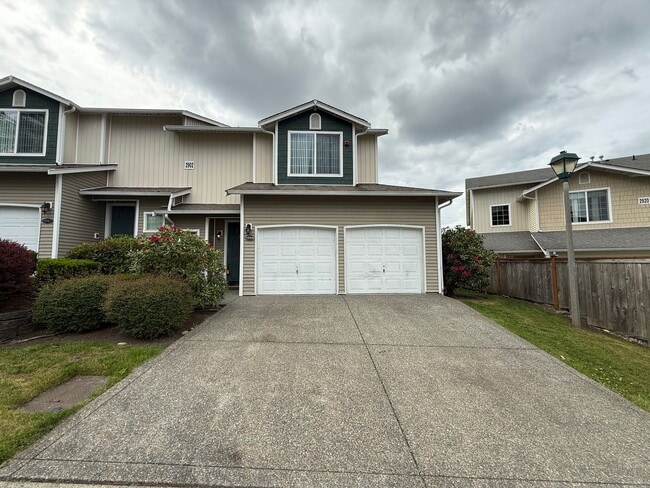 Building Photo - 4 Bed 3 Bath Gated Townhome Near Maplewood Golf