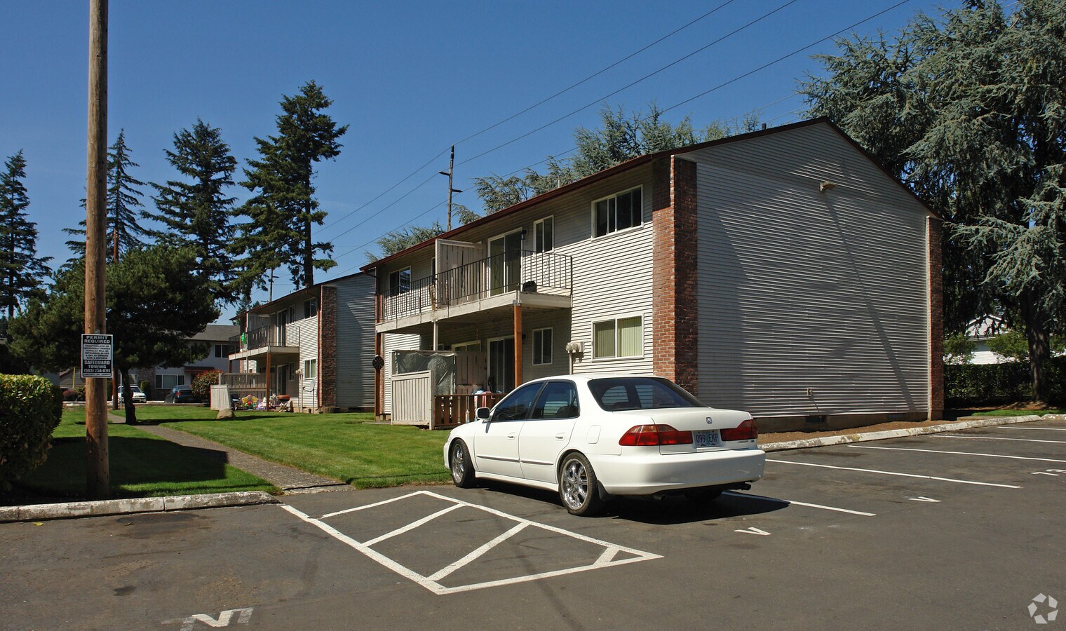 Pinewood Station - Pinewood Station Apartments