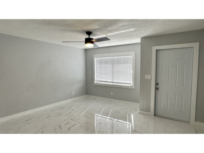 Building Photo - 2 bedroom 2 Bath Newly Upgraded! Available... Rental