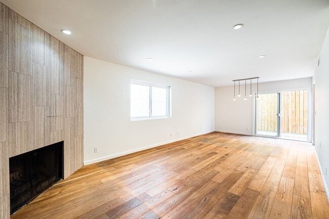 Photo - Prime Location 3 bedroom Townhome with Cen...