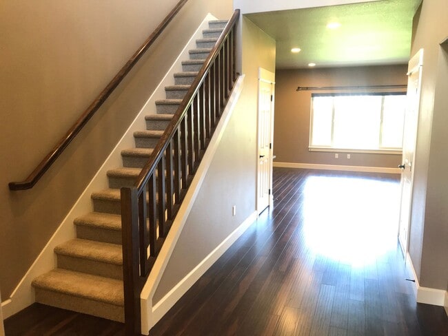 Photo - Large 3 Bedroom with Fenced Yard and Community Pool!
