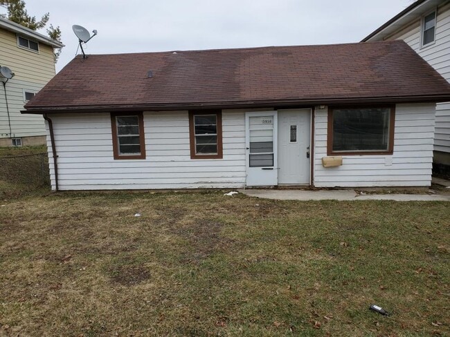 Building Photo - 5950 N 70th St