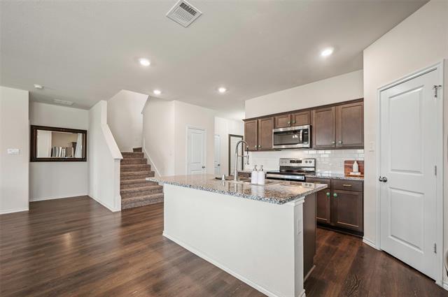 Photo - 901 Euston St