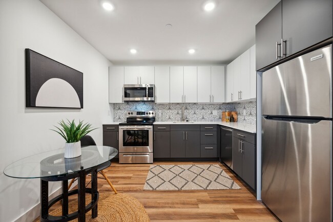 Photo - 3029 W Glenwood Ave Unit 401