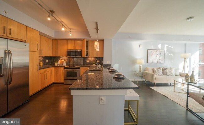 Building Photo - 1025 1st St SE Unit 611