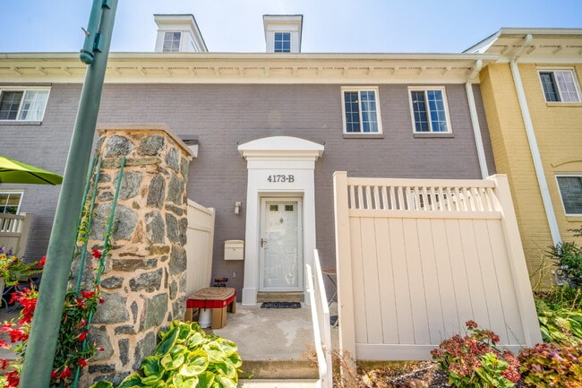 Building Photo - Charming Townhome with Unbeatable Amenities Unit B