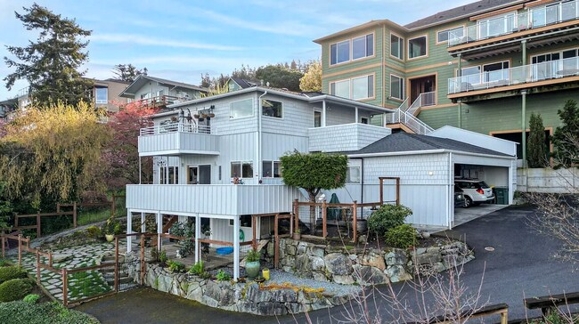 Photo - Bayview Condo 2 Bedrooms with Gas Fireplace - S State St Unidad A