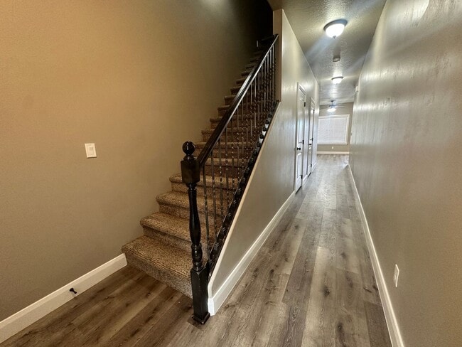 Photo - ** Move-in Discount** 3 Bedroom - 2.5 bathroom - in the heart of Cedar City!