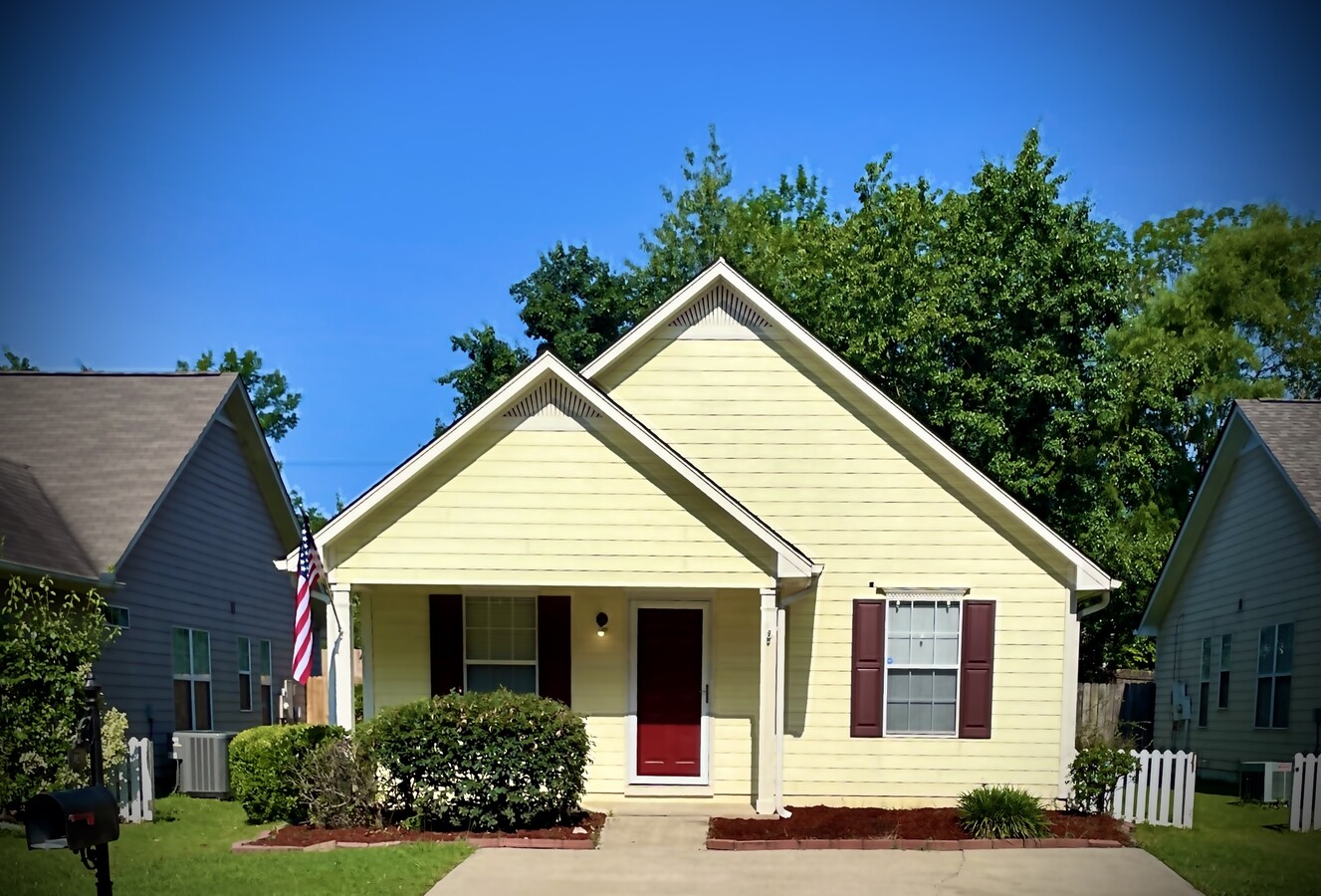 Photo - 1002 Wyndham Ln House