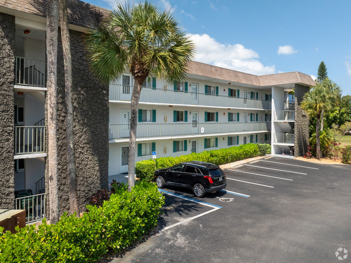 5635-5683 Rattlesnake Hammock Rd Naples, FL 34113-3572 - Golf View Manor II Apartments