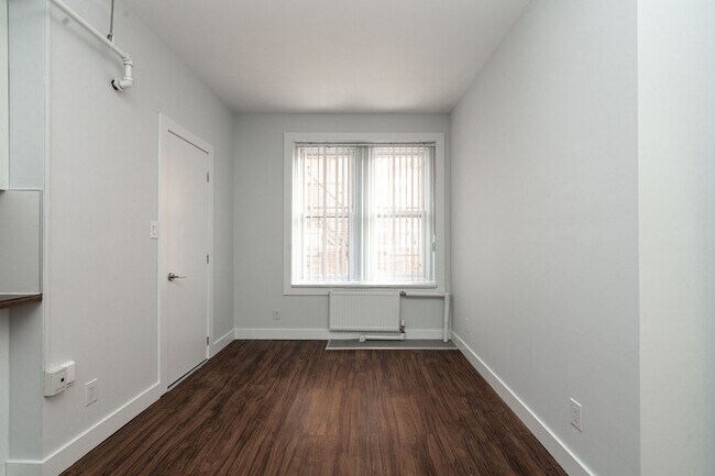 Building Photo - 160 Huron St