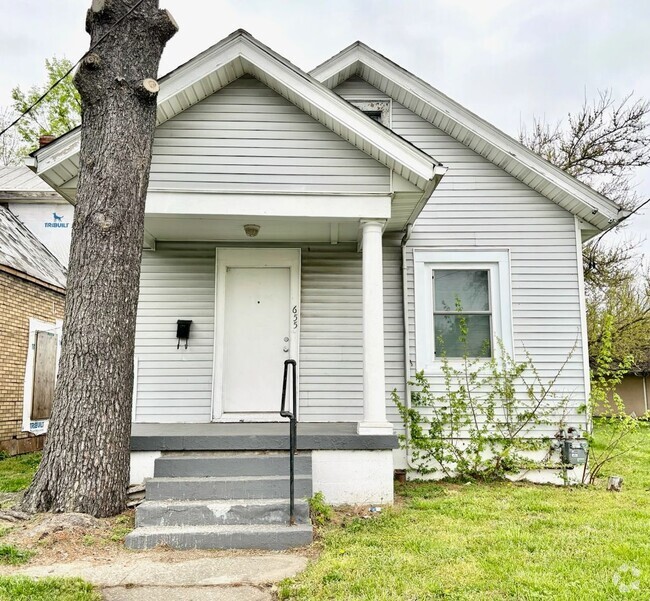 Building Photo - Updated home in West Louisville now availa...