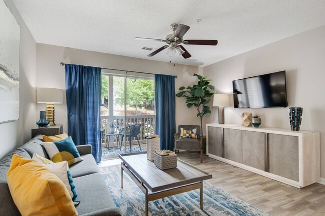 Sala de estar con vistas del balcón - North Park at Eagle's Landing Apartments