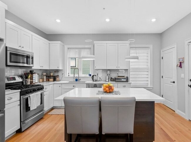 Building Photo - 25 Chilcott Pl Unit 1 Rental