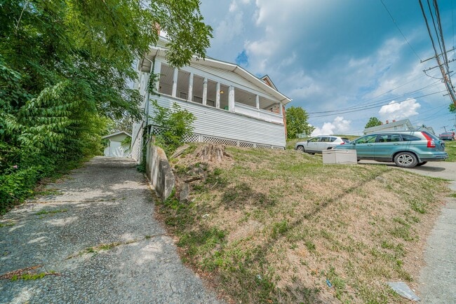 Photo - 4 Bedroom/ 2 Bathroom House - Downtown - A...