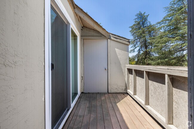 2BD,- 2BA - 1080SF Balcony