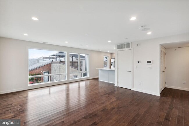 Building Photo - 708 S Sartain St Unit 4