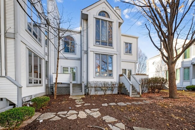Photo - 28 Columbus Square Dr
