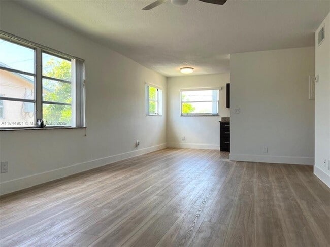 Building Photo - 270 NE 40th St Unit 27 Rental