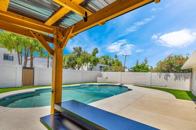 Photo - 6 Bedroom/4 Bath - Fully Remodeled