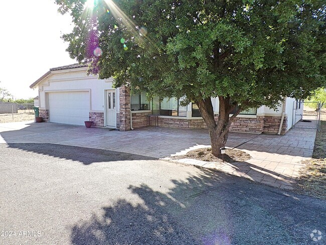 Building Photo - 5529 S Sioux Ave Rental