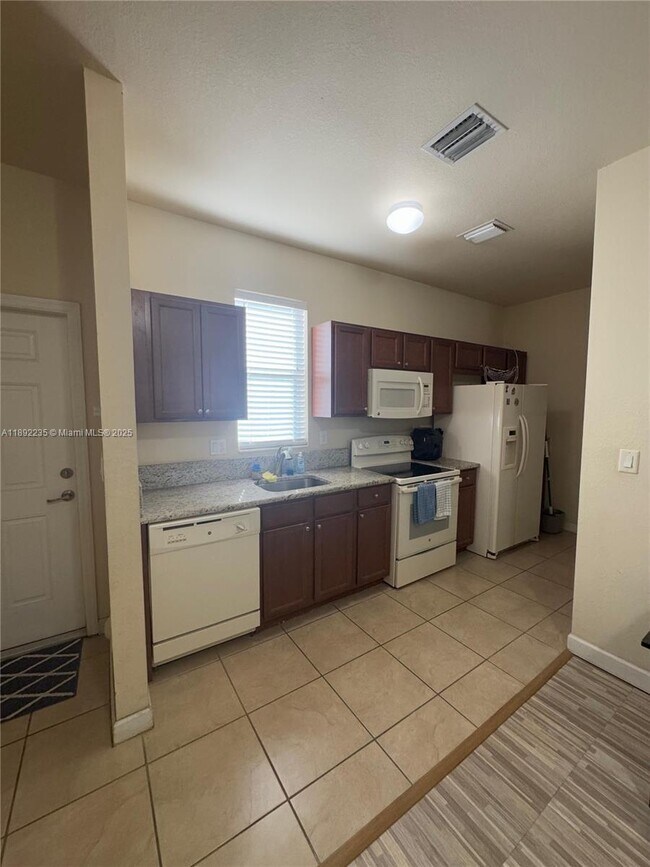 Photo - 9050 SW 169th Ct Unidad 1