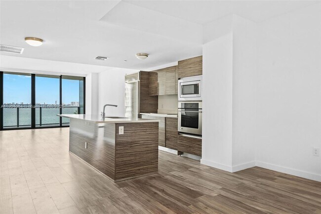 Photo - 460 NE 28th St Unidad 505