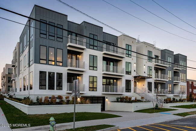 Building Photo - 215 2nd Ave Unit 102