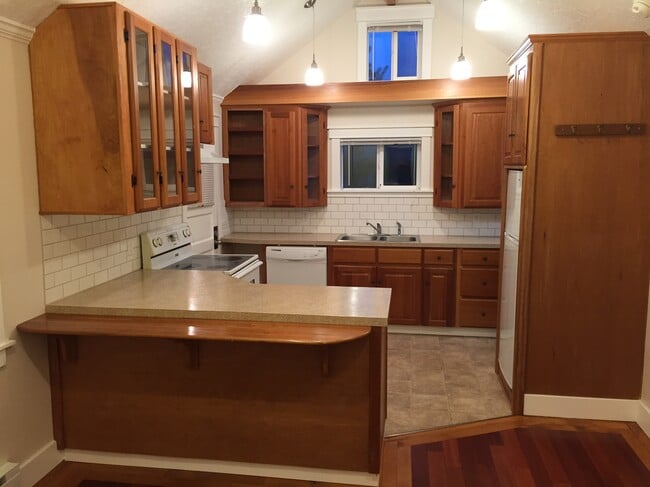 Photo - 908 E 8th St