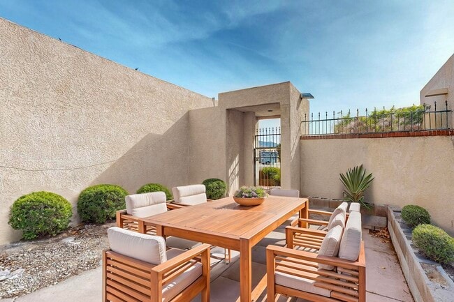 Photo - 10513 Camino Del Oso NE