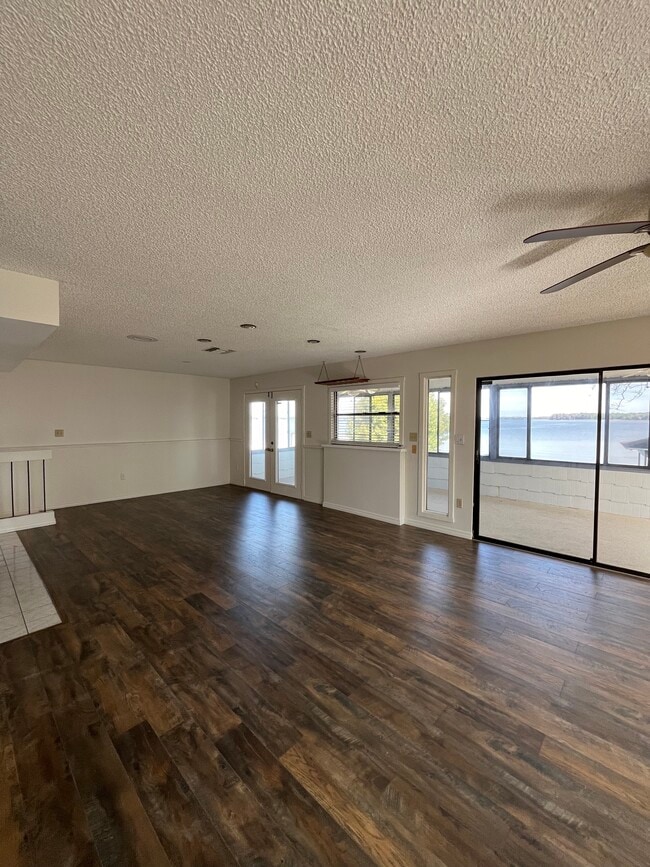 Photo - 141 Lake Shore Dr N