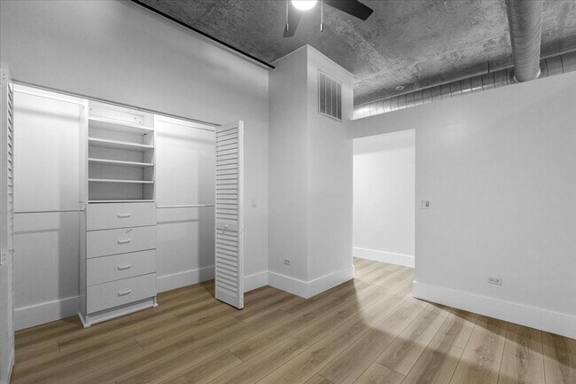 Photo - 1000 N Kingsbury St Condo