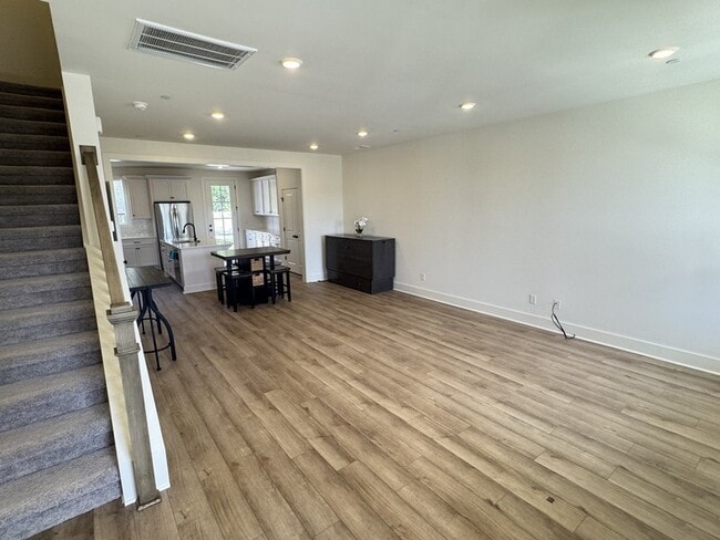 Photo - 120 Nearwater Pl