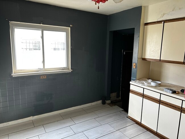 Kitchen - 4021 Forest Hill Ave