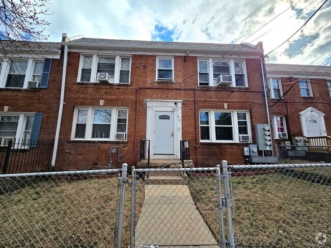 Building Photo - Newly Renovated 1 BR + Den/1 BA Apartment ... Unit ( 2)