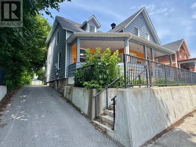 Photo - 321 Water St E